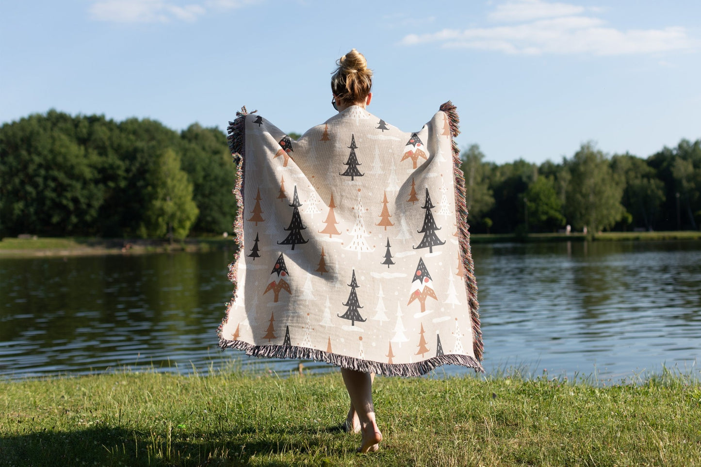 Woven fringe blanket with festive Christmas tree pattern, perfect for cozy holiday decor.